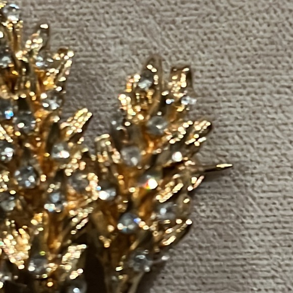 Chanel Gold Tone and Crystals Wheat Brooch,  Twist Stems, Signed on back - Picture 7 of 15